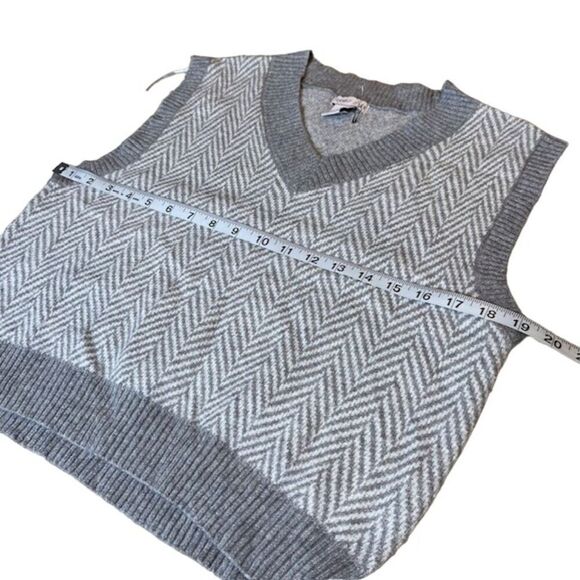 NWOT Sincerely Jules Sleeveless Sweater Vest Gray White Chevron - Picture 5 of 7